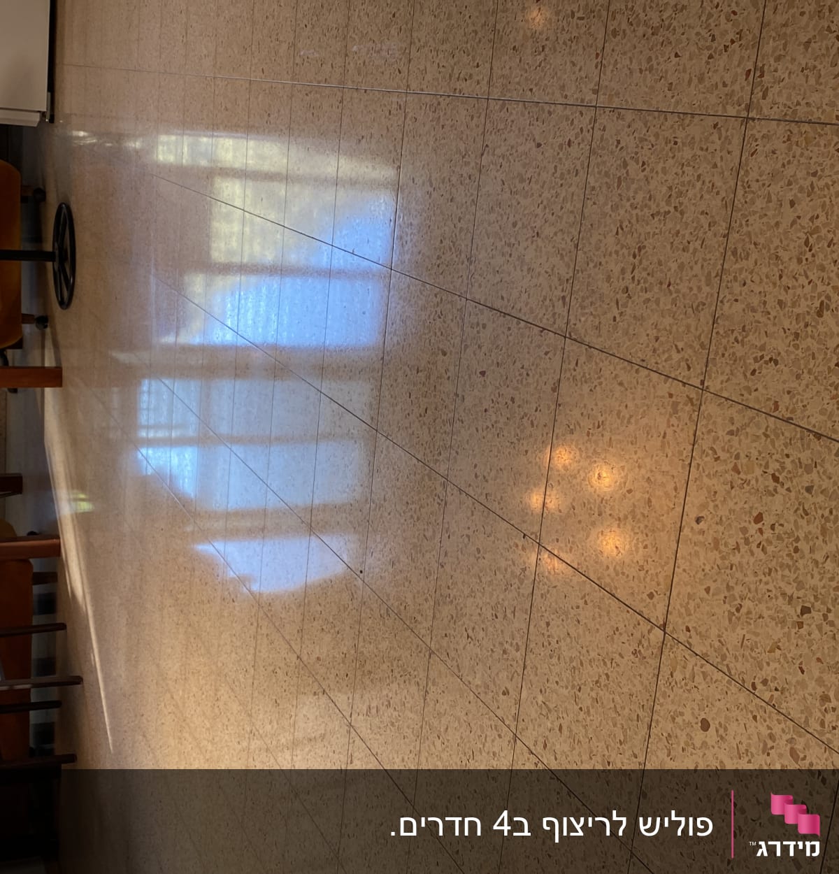 רצפה נקייה ומבריקה עם השתקפות אור